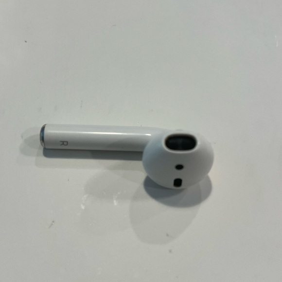 Apple AirPods and case- missing left airpod - Picture 7 of 7